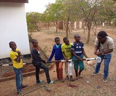 Forutsetning for bærekraft: Josef Nolls samarbeidspartner, Rashid Ally, installerer internett på en skole i Tanzania. Foto: UiO