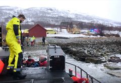 Fiskerne som ble reddet utenfor Kvaløya ble bragt inn til ventende ambulanser på land for videre behandling på sykehus.