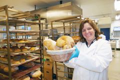 Forsker Ann Katrin Holtekjølen viser frem utvalgte deler fra kurset Bakervarer med grønn vri. Foto/cc: Wenche Aale Hægermark/Nofima