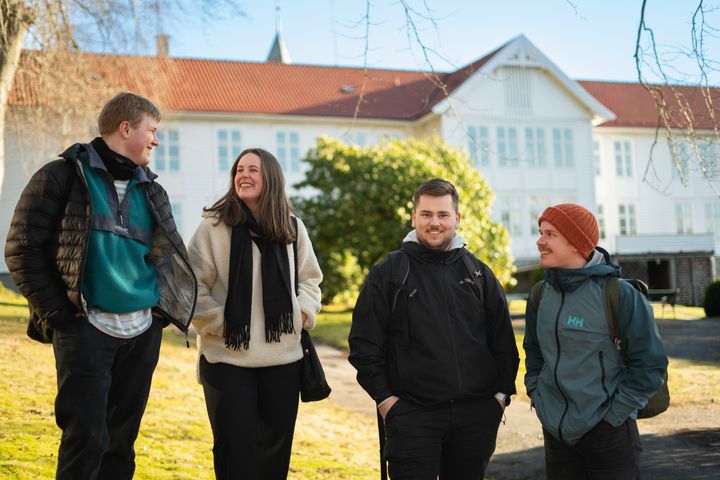 Fv.: NLA-studentene Adrian Oskar Haugane, Sarah Helland, Nikolai Nilsen Bjerke og Benjamin Kimo ser frem til å få en sentrumsnær campus. @NLA Høgskolen
