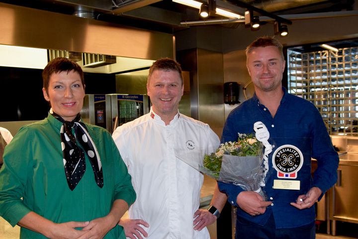 Spesialitet-merket ble tildelt på Kulinarisk Akademi i Oslo. Fra venstre: Fagsjef for Spesialitet Marit Strand, leder av Kulinarisk Akademi Espen Vesterdal Larsen og Håvard Gausen fra Inderøy Slakteri. Foto: Matmerk.