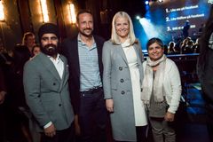 Kronprinsparet til stede på VIBROs lansering av Nye Forbilder (sesong 2). Her sammen med forbilde Sundeep Singh og hans mor.