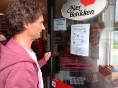 Joakim Karlsen var med på utprøvingen av prototypen "Min butikk" i forbindelse med TV-dokumentaren Vårt daglige brød. Her er regissøren Ånund Austenå på vei inn i butikken på Holmsbu under innspillingen. Foto: Joakim Karlsen
