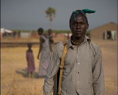 SPLA-soldat Jacob Mamor (20)  har sett 12-åringer med våpen som deltar i konflikten i Sør-Sudan (Foto: Phil Moore/Plan)