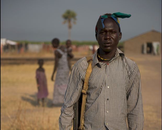 SPLA-soldat Jacob Mamor (20)  har sett 12-åringer med våpen som deltar i konflikten i Sør-Sudan (Foto: Phil Moore/Plan)