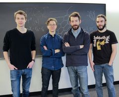Kristin Shaw skal bygge opp et nytt fagfelt innen matematikk i Norge. Her med resten av gruppen på UiO: Edvard Aknes (t.v.), Kristin Shaw, Corey Harris og Cédric Le Texier. Foto: Elisabeth Giil/UiO