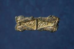 Irsk beslag i bronse og gull funne på Birkeland i Vindafjord. Beslaget blei skaffa på vikinganes tokt til Irland for 1200 år sidan. No har irane fått det tilbake igjen. Foto: Annette Øvrelid, Arkeologisk museum, UiS