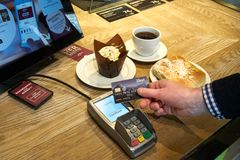 Kontaktløst. Ved kontaktløs betaling er det nok å holde bankkortet over betalingsterminalen for å utføre betalingen.