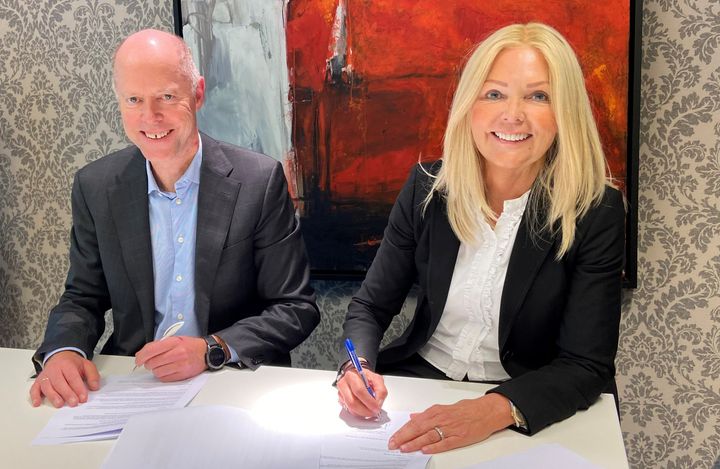 Econa signerer avtale med Eika Forsikring. Fra venstre Trond Bøe Svestad og Nina Riibe