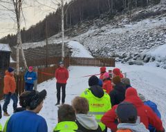 Vassdragsdirektør Kjetil Lund holder tale før snora klippes saman med ordførar i Lom kommune. Foto: NVE