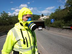 Ved tunnelbrann kan en enkel flukthette være forskjell på liv og død for billister. FOTO: Skydda Norge