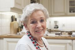 Liv Gregersen Kongsten (78), en av bestemødrene som befinner seg i Julebakeriet hele uke 50.