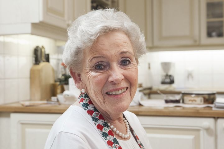 Liv Gregersen Kongsten (78), en av bestemødrene som befinner seg i Julebakeriet hele uke 50.