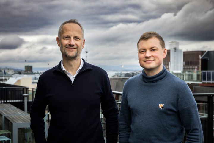 Ole Werring (f.v.), produktsjef ALT, og Jostein Larsen Østring, nyhetsdirektør i Amedia, ser frem til å lansere den nye ALT-tjenesten. Foto: Ihne Pedersen/ Amedia