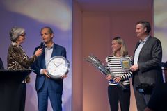 Administrerende direktør Øyvind Winther mottar Handelsprisen på Handelskonferansen 2017.