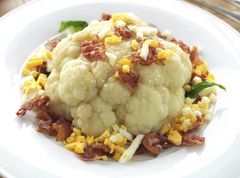 Det er flott norsk blomkål i butikkene nå. Her servert med egg og bacon