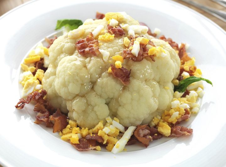 Det er flott norsk blomkål i butikkene nå. Her servert med egg og bacon