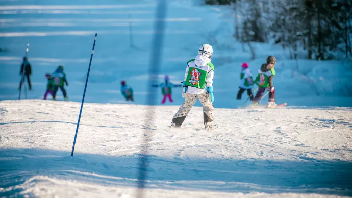 Trysil har Norges største skiskole. I går var det oppstart for de 2700 elvene som hadde forhåndsbooket skiskole for denne uken. Og rundt 30 % av disse var britiske elever.