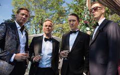 Tobias Santelmann, Jon Øigarden, Simon Berger og Pål Sverre Hagen har hovedrollene i Exit hvor de spiller fire finansmenn. Foto: Ingeborg Klyve/Fremantle/NRK