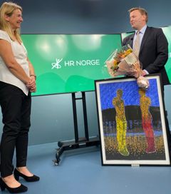 Espen Nakstad fikk tildelt prisen av styreleder i HR Norge Tove Selnes.