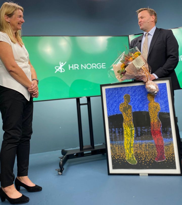 Espen Nakstad fikk tildelt prisen av styreleder i HR Norge Tove Selnes.