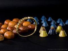 Gullarmbånd og perler funnet under utgraving ved Avaldsnes på Karmøy. Foto: Annette Øvrelid