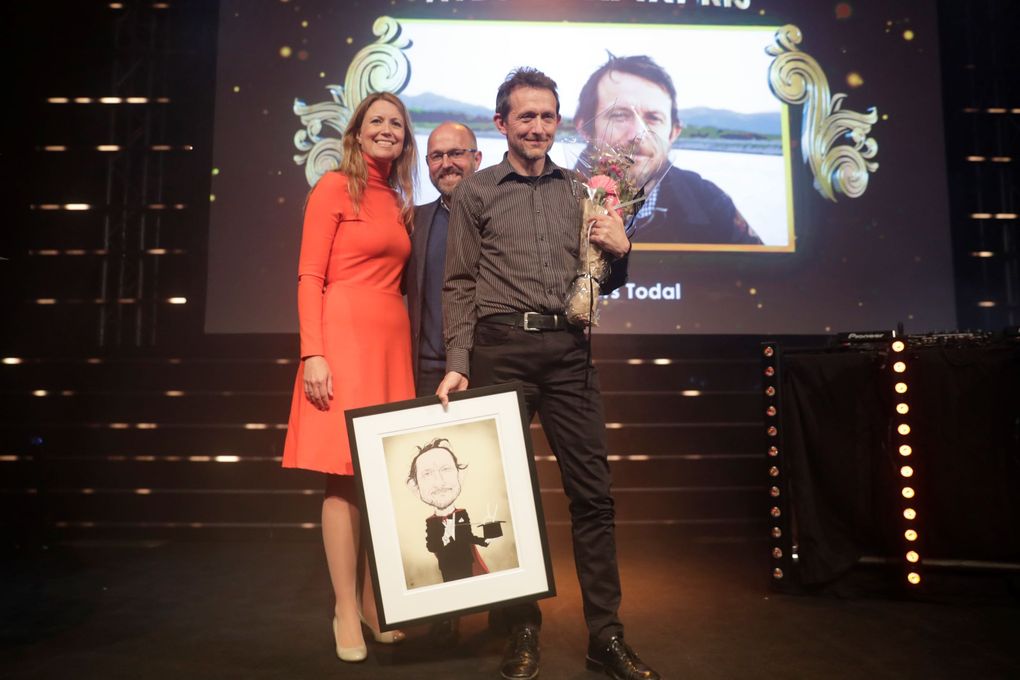 Per Anders Todal fekk overrekt NTBs språkpris under Nordiske Mediedager. Her saman med sjefredaktør i NTB, Mads Yngve Storvik og juryleiar Therese Manus. Foto: Cornelius Poppe / NTB scanpix