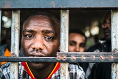 Siden 2015 har mer enn 60 000 migranter i Libya blitt returnert til sine hjemland gjennom «assisterte hjemreise-programmer». Noen av dem som håpet å få et bedre liv er holdt i Abu Sharda-fengselet. Foto: Flickr/Karim Haddad.