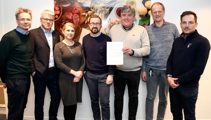 Fra venstre: Eivind Haalien, Produktgruppesjef lokalmat, NorgesGruppen
Morten Karlsen, Innkjøpsdirektør, NHO Reiseliv Innkjøpsgruppen
Judit Dahl, Kategorisjef Lokalmat, Servicegrossistene
Trond Morten Helgesen, Kategorisjef Lokalmat, REMA 1000
Gunnar M. Syversen, Sortimentssjef Lokal-regional mat, Coop Norge Handel
Tom Roterud, KSL-sjef, Matmerk
Stian Nordhaug, Daglig leder, Spesialgrossisten. Foto: Matmerk