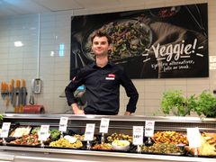 Kjøpmann Jan Trygve Blekastad i vegetar ferskvaredisken hos MENY Ringnes Park