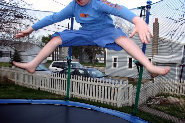 Sikkerheten ved trampolinelek er viktig. Du kan bli erstatningsansvarlig hvis andre barn skader seg på din trampoline, og du har slurvet med tilsyn og sikkerhet, påpeker If. (Foto: Morguefile/CC)