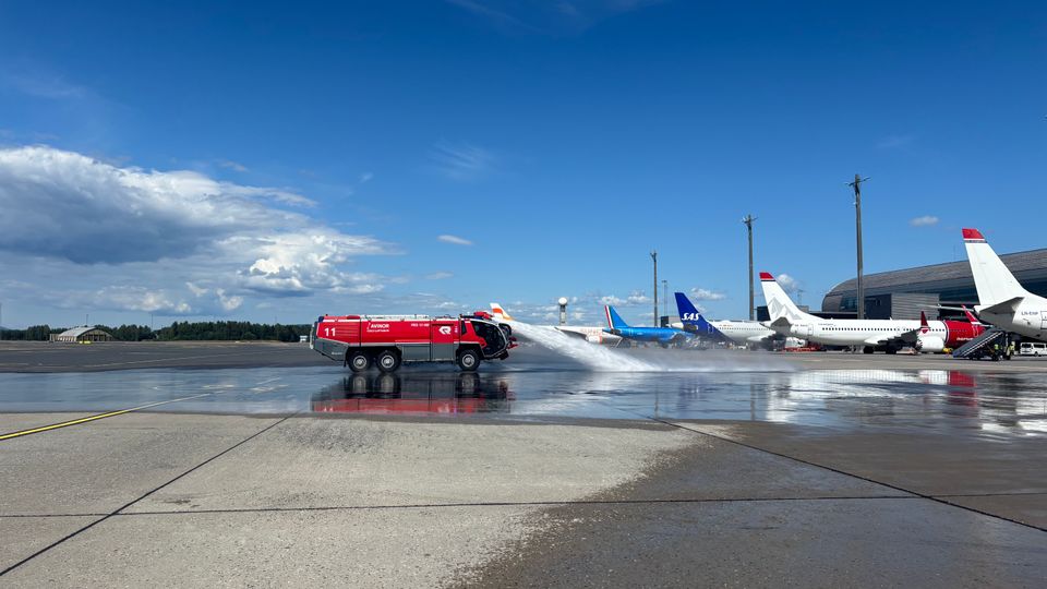 Vanning av asfalt Oslo lufthavn.jpg