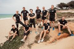 Bak f.v. Bjørg Eva Jensen, Steffen Iversen, Lena Boysen Hillestad, Rolf Falk-Larssen, Solveig Gulbrandsen, Espen Jansen. Foran f.v.: Kurt Asle Arvesen, Isabel Blanco, Gro Hammerseng-Edin og Andreas Ygre Wiig. Foto: Production Algarve/Rubicon TV