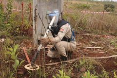 Norsk Folkehjelp har ryddet miner i Angola siden 1995. Her er en minerydder i aksjon i Malanje-provinsen høsten 2017.