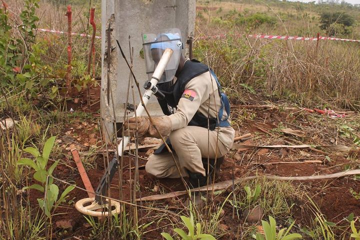 Norsk Folkehjelp har ryddet miner i Angola siden 1995. Her er en minerydder i aksjon i Malanje-provinsen høsten 2017.