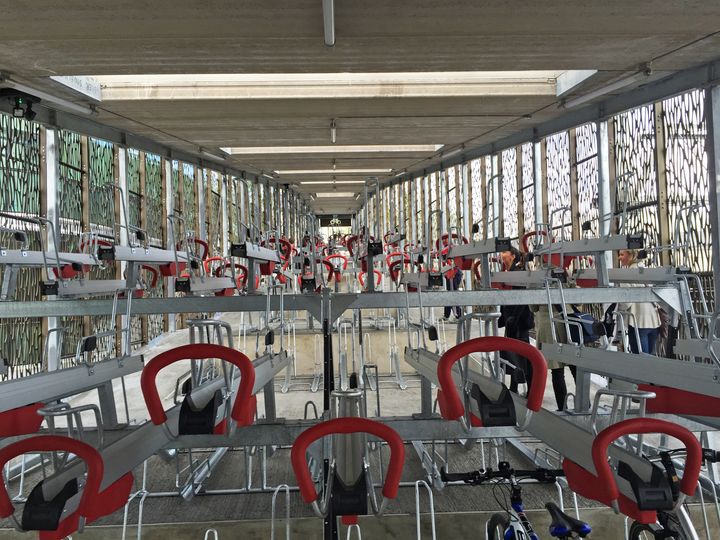 Mange ledige plasser på dette sykkelhotellet. Foto: Bane NOR Eiendom