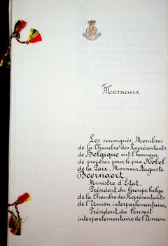 Nominasjon av fredsprisvinner Auguste Beernaert. Et eksempel på det estetisk vakre som finnes i arkivet: kalligrafi, gullemblem og innbundet med tråd (foto: Det Norske Nobelinstitutt).