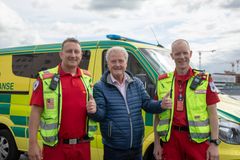 Dan Børge Akerø og ambulansepersonell - Foto Thomas Brun / NTB scanpix