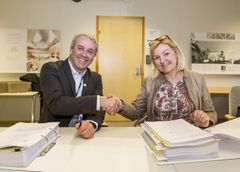 Regiondirektør i IBM, Anders Geirsta, og adm. dir. i Kultur- og idrettsbygg i Oslo kommune, Eli Grimsby, signerte kontrakten mandag 14. mars.