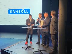Sindre Didrichsen (nr. to fra venstre) mottar prisen på vegne av Rambølls branningeniører.