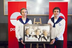 Axel Lomann Christensen (14) og Karl Alme (16) er avbildet på årets julefrimerke av Sølvguttene. Bildet som er brukt er tatt for en tid tilbake. Frimerket de pryder kommer i et opplag på 3 705 000. Foto: Håvard Jørstad/Posten