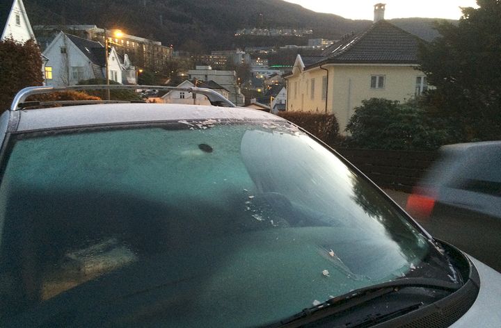 Dette er ikke tilfredsstillende sikt, og kan straffes med bot og i verste fall inndragning av førerkort. Foto: Frende.