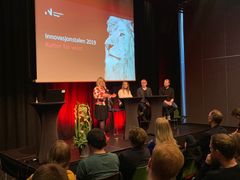Samtale mellom direktør for Næringsforeningen i Tromsøregionen Trude Nilsen, administrerende direktør i Innovasjon Norge Håkon Haugli og gründer og bedriftsleder Kim Daniel Arthur. Foto: Innovasjon Norge