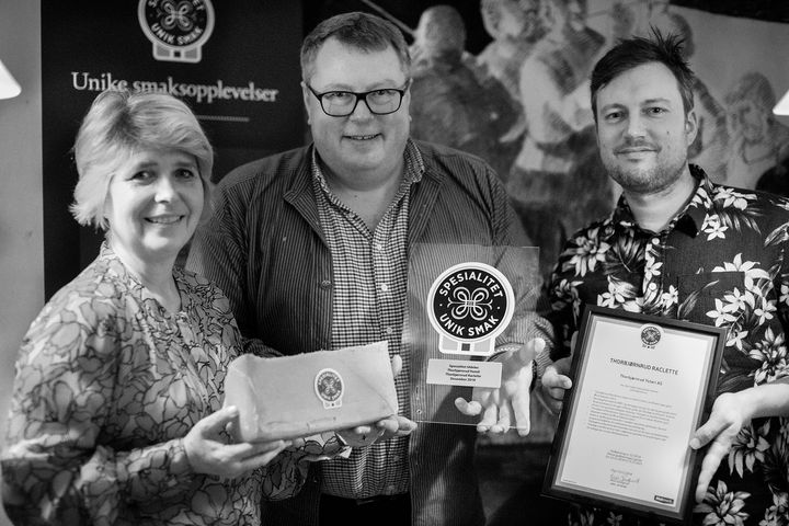 Adm.dir i Matmerk Nina Sundqvist, hotelleier Olav Lie Nilsen og meieribestyrer Yngve Strøm Tingstad. Foto: Josefin Linden.