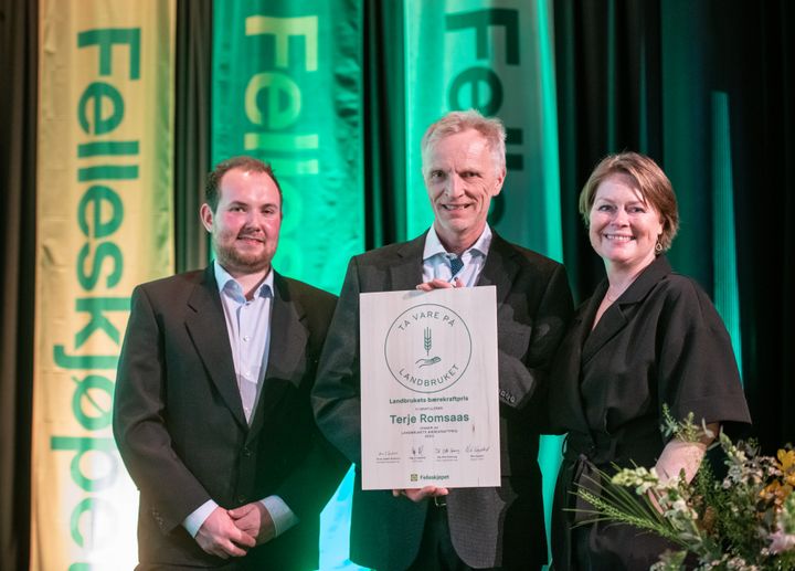 Terje Romsaas ble tildelt Landbrukets bærekraftpris av Årets unge bonde-vinner Ole Otto Grønning og styreleder Anne Jødahl Skuterud i Felleskjøpet Agri. (Foto: Håvard Simonsen)