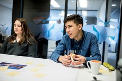 Stine (t.v) og Tin August (t.h) har lært litt om bærekraft på skolen, men ikke så mye om hvordan det fungerer i byen våre. De er elever ved Lambertseter ungdomsskole.