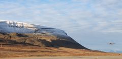 Det ble satt en ny temperaturrekord  for juli på Svalbard da det ble målt 21,7 grader der i juli i fjor. I tillegg har vi aldri hatt fire dager på rad med 20 grader eller mer på øya, og det skjedde også i fjor sommer. Her fra Svalbard lufthavn i høst. Foto: Ine-Therese Pedersen