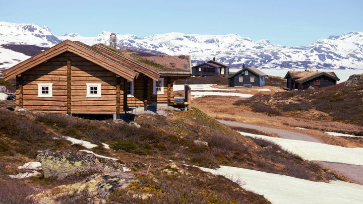 En typisk hytte på fjellet: Innlagt strøm og TV – men ikke innlagt vann. Foto: iStock/RiksTV
