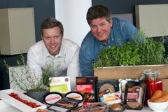 Årets viktigste nyheter er i butikken og grillsesongen er offisielt åpnet! Fra venstre: Sjef for Produkt- og Forretningsutvikling Ole Førre Skogstø og Kategoridirektør Rødt kjøtt Jo Henning Espevalen.