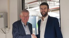 Nils Morten Bøhler, konserndirektør i OBOS og Eirik Folkvord Tandberg, adminitrerende direktør i Fortum Oslo Varme. Her ved varmepumpen på Symra terrasse, OF Energis første prosjekt på Lambertseter. Foto: Fortum Oslo Varme